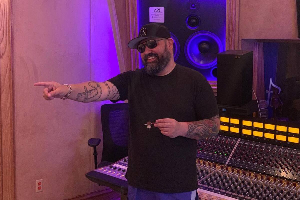 Líder de Intocable rompe el silencio tras ser vacunado contra el Covid