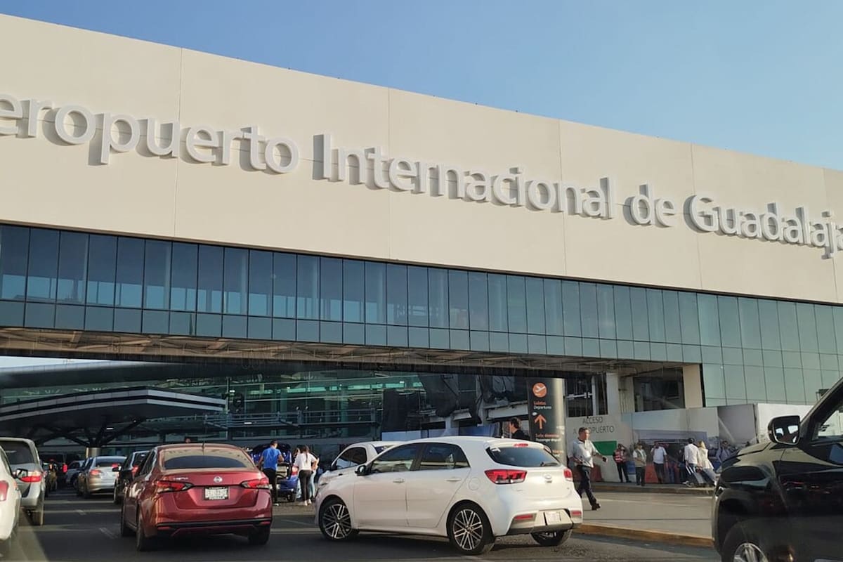 Aeropuerto Internacional Miguel Hidalgo de Guadalajara mantiene operaciones normales pese a reportes de presencia de hombres armados y cierres carreteros en Jalisco, según un comunicado del Gabinete de Seguridad de México