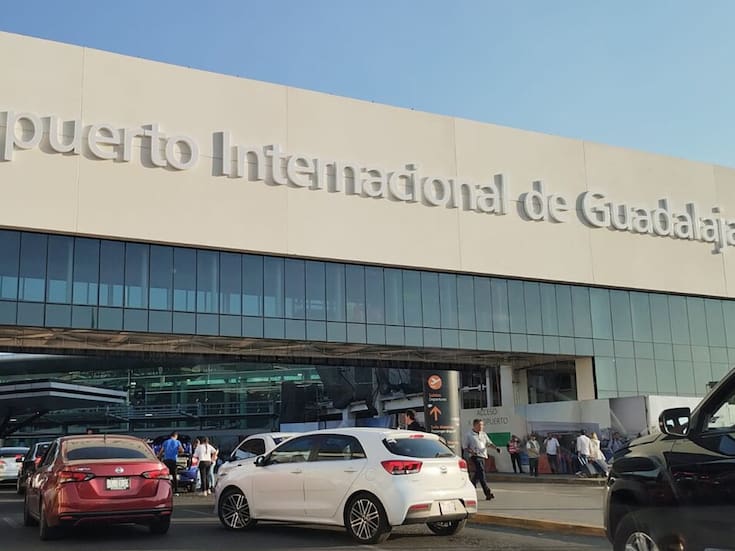 Aeropuerto Internacional Miguel Hidalgo de Guadalajara mantiene operaciones normales pese a reportes de presencia de hombres armados y cierres carreteros en Jalisco, según un comunicado del Gabinete de Seguridad de México
