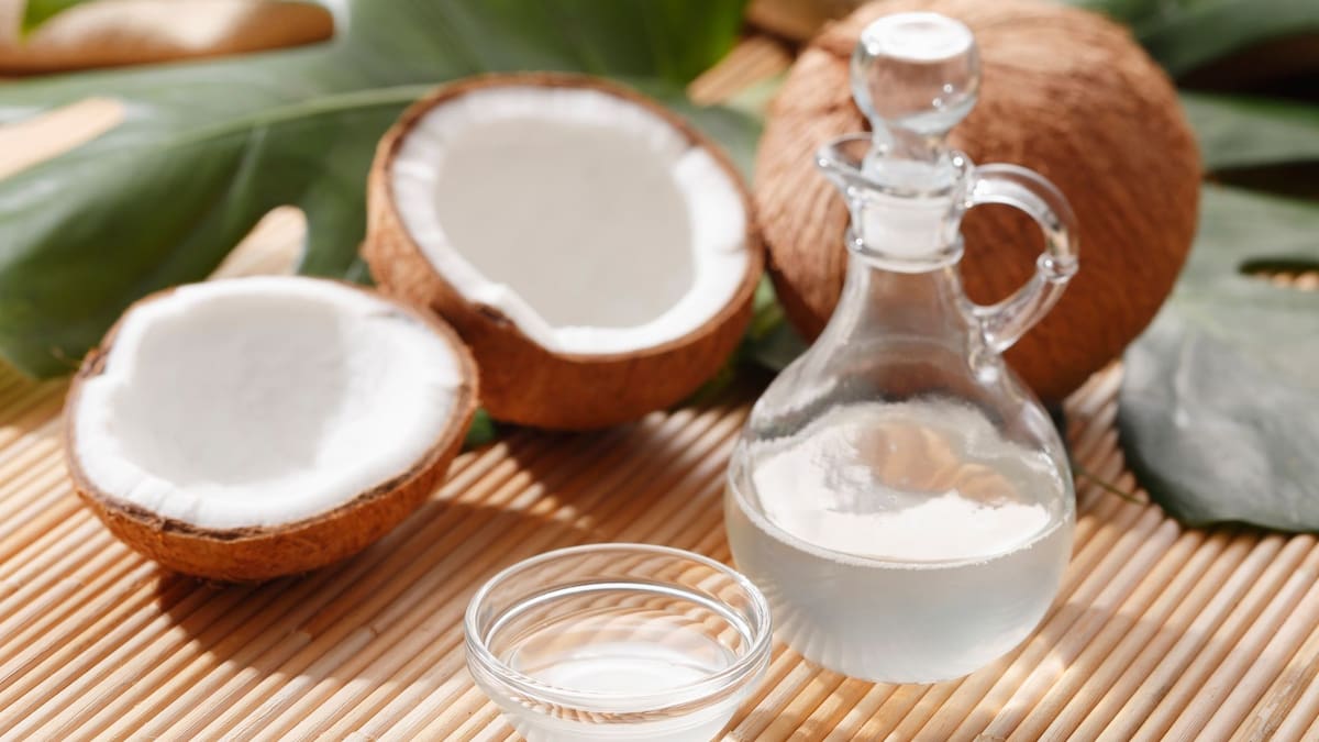 Descubre cómo el aceite de coco transforma tu piel y cabello, aportando hidratación y brillo | Foto: Especial (canva)