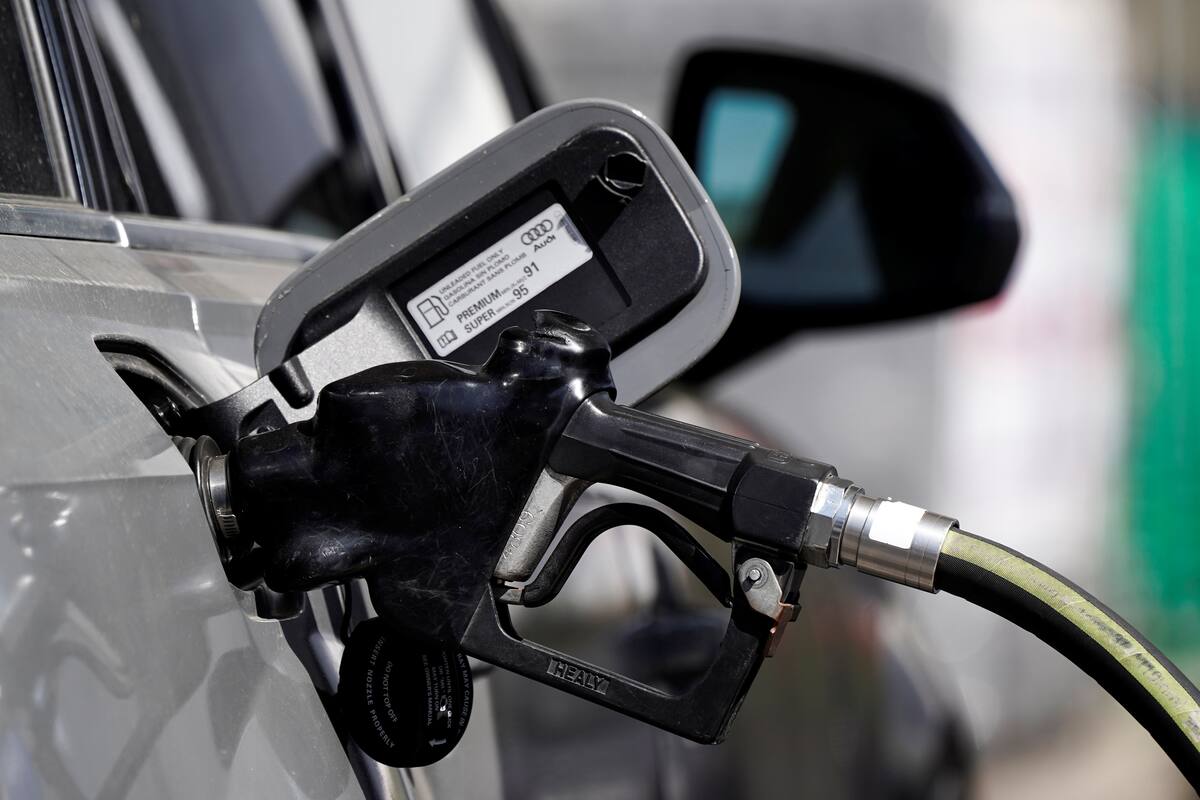 FOTO DE ARCHIVO: Una bomba de gasolina en una estación de repostaje en West Hollywood, estado de California, Estados Unidos, el 10 de marzo de 2022. REUTERS/Bing Guan