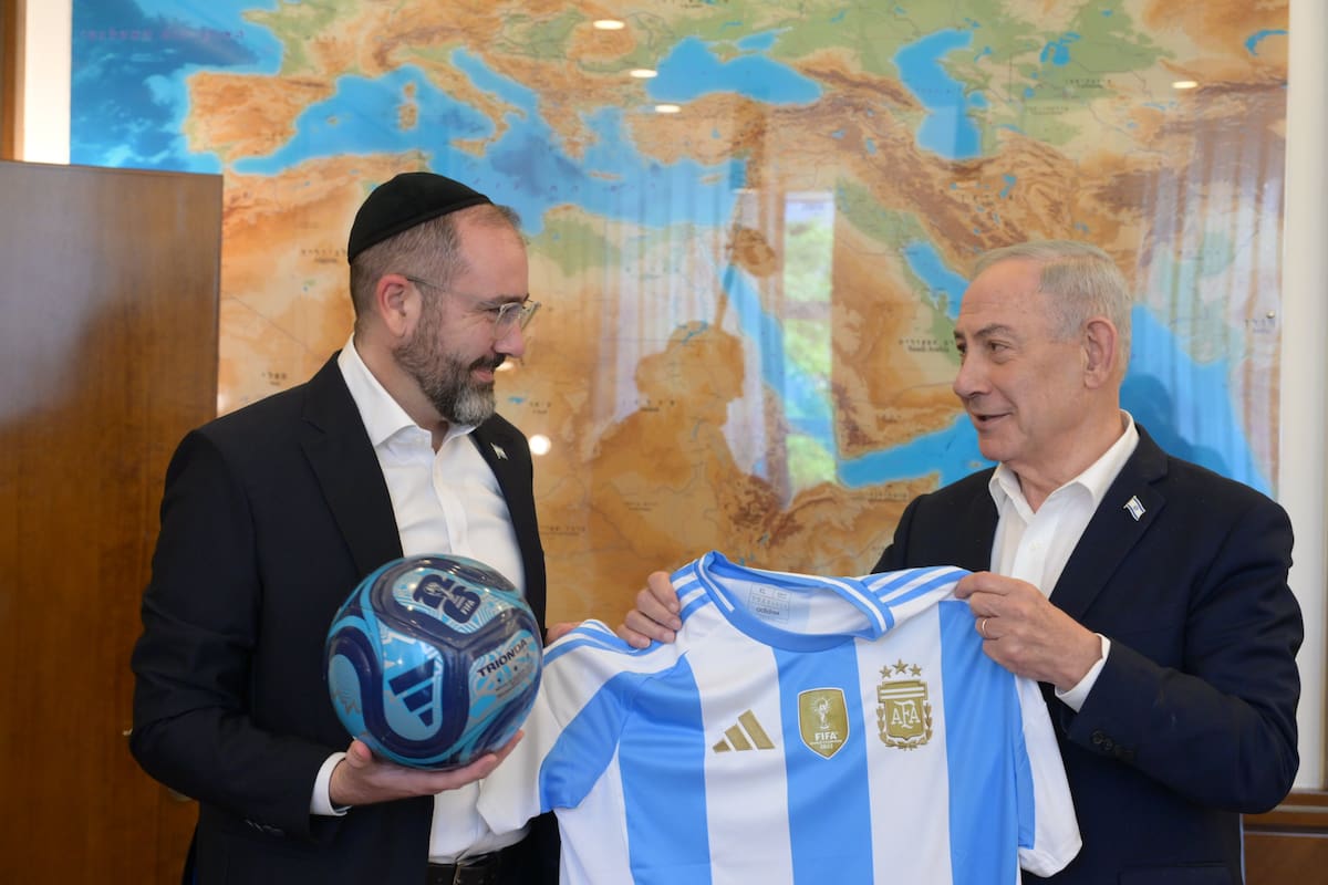 “Te apoyamos a ti y apoyamos a Argentina”: Netanyahu muestra su respaldo a Milei antes de la final del Mundial y se fotografía con la camiseta de la Albiceleste