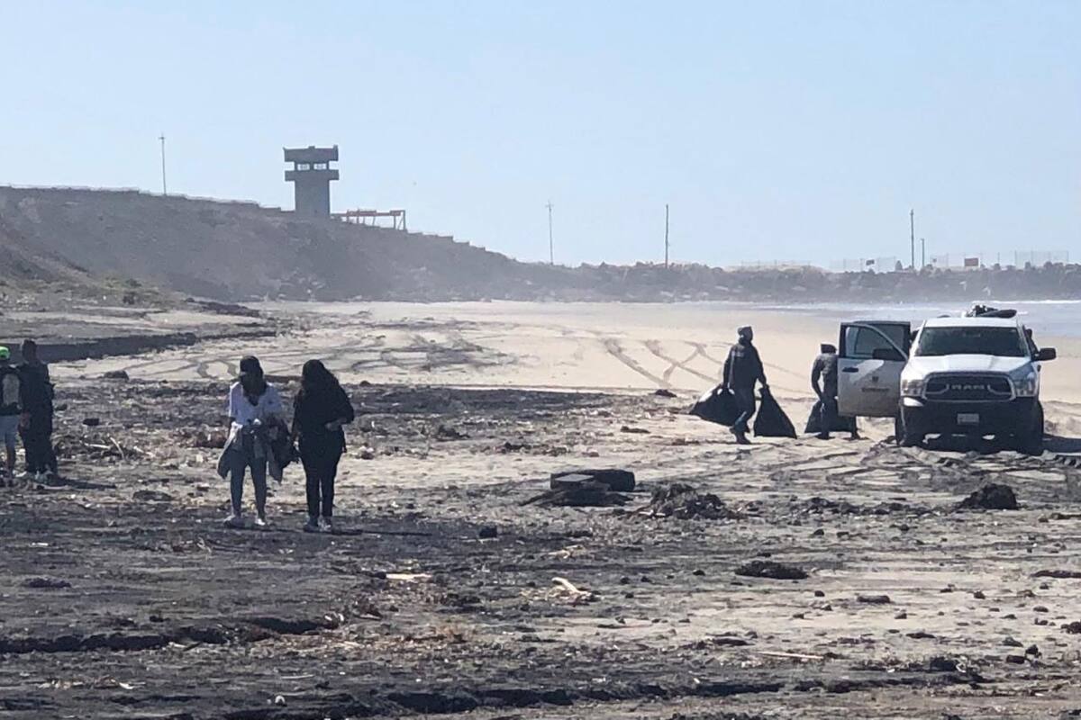Asociación Orgullo Rosarito limpia playa El Bebé