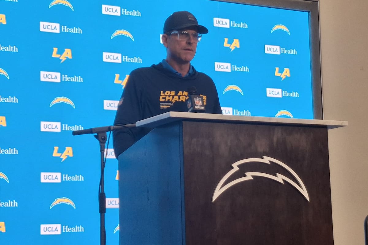 Justin Herbert, considerado como Súper Héroe por el coach de Chargers, Jim Harbaugh, tras su actuación sobre Eagles