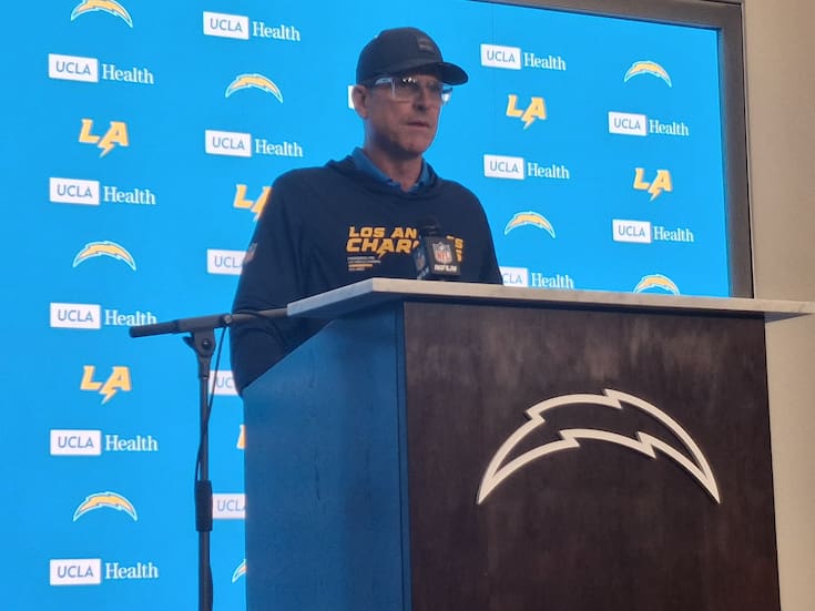 Justin Herbert, considerado como Súper Héroe por el coach de Chargers, Jim Harbaugh, tras su actuación sobre Eagles