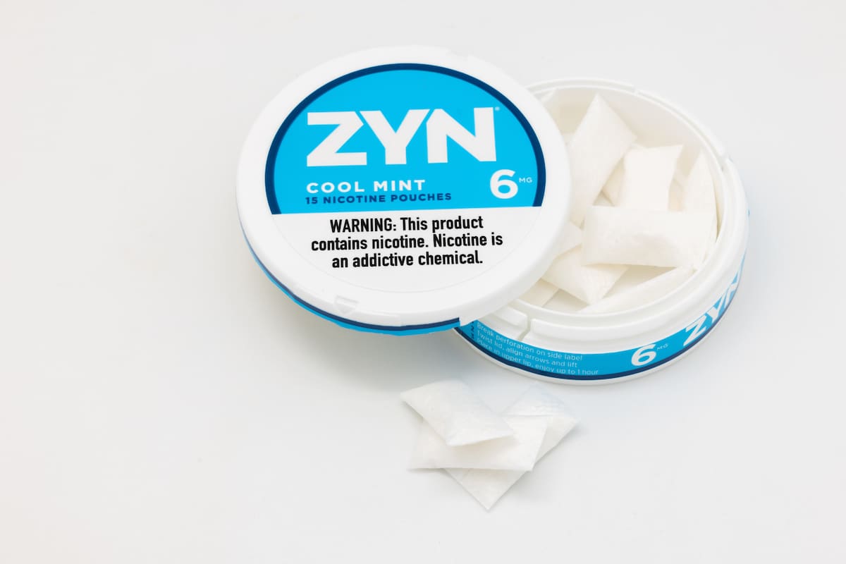 Las nuevas generaciones ya no fuman tabaco: lo consumen en bolsitas; qué saber sobre esta preocupante tendencia