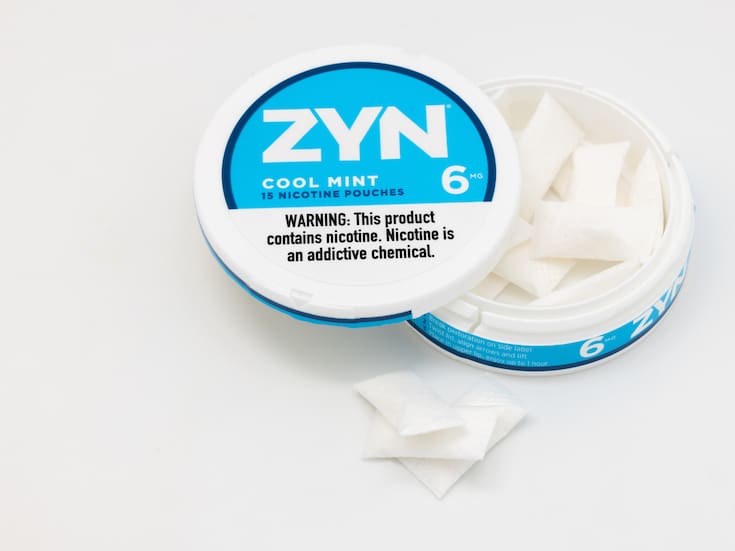 Las nuevas generaciones ya no fuman tabaco: lo consumen en bolsitas; qué saber sobre esta preocupante tendencia