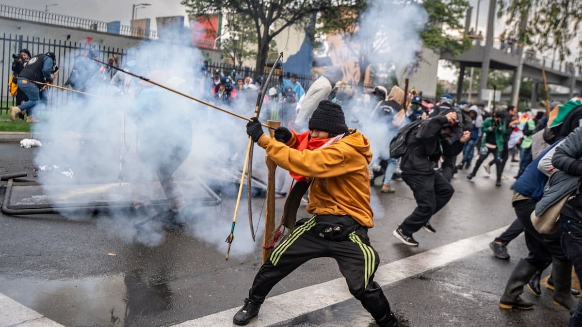 Congreso de los Pueblos se manifiesta a flechazos frente a embajada de EEUU en Bogotá; deja al menos cuatro policías heridos