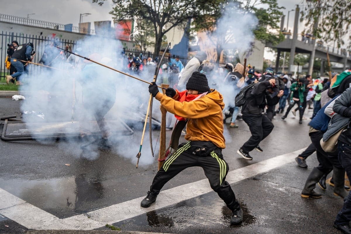 Congreso de los Pueblos se manifiesta a flechazos frente a embajada de EEUU en Bogotá; deja al menos cuatro policías heridos