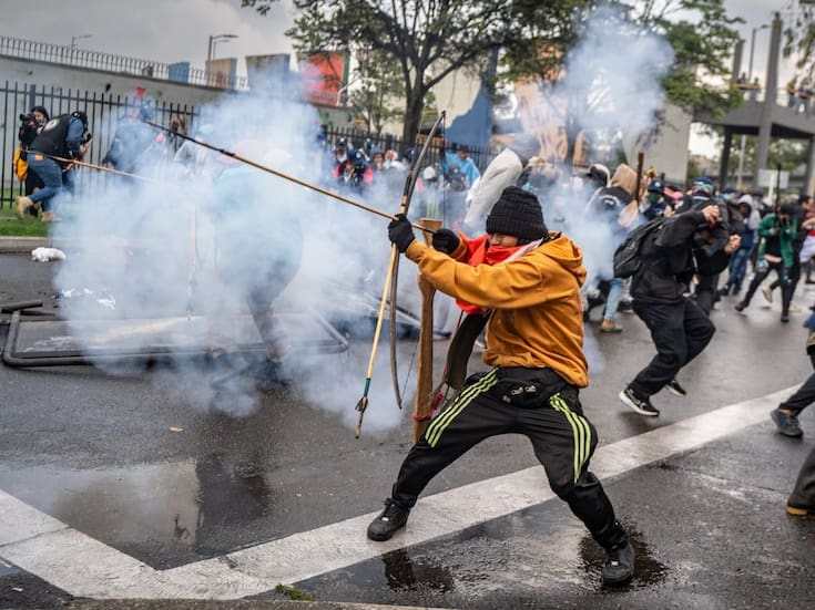 Congreso de los Pueblos se manifiesta a flechazos frente a embajada de EEUU en Bogotá; deja al menos cuatro policías heridos