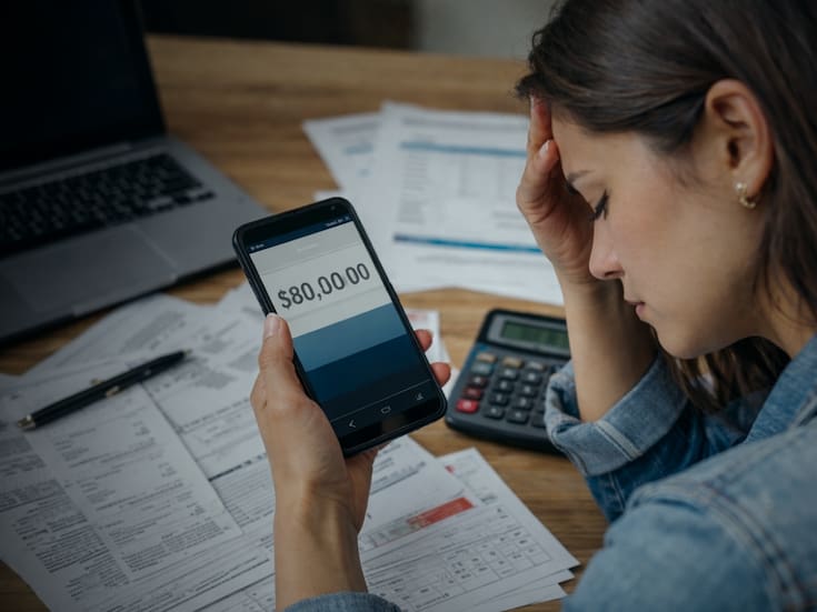 Emprendedora pidió un préstamo de 14 mil pesos en una tienda departamental, pagó sus mensualidades a tiempo, pero cuando fue a liquidar su deuda le dijeron que debía pagar más de 80 mil pesos y que podía irse al Buró de Crédito: ¿Cómo evitar una situación como esta?