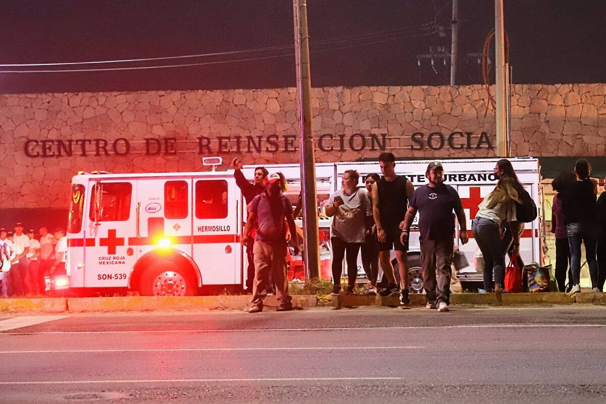 La SSP aseguró que a media noche se dará actualización de la situación en el Cereso I tras incendio; familiares esperan fuera de las instalaciones