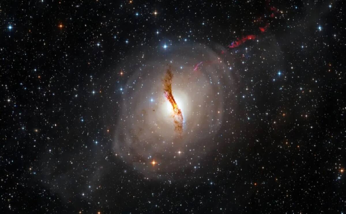 Los fotógrafos húngaros Bence Tóth y Péter Feltóti ganaron la categoría Galaxias con esta imagen de la galaxia NGC 5128, captada desde Namibia.