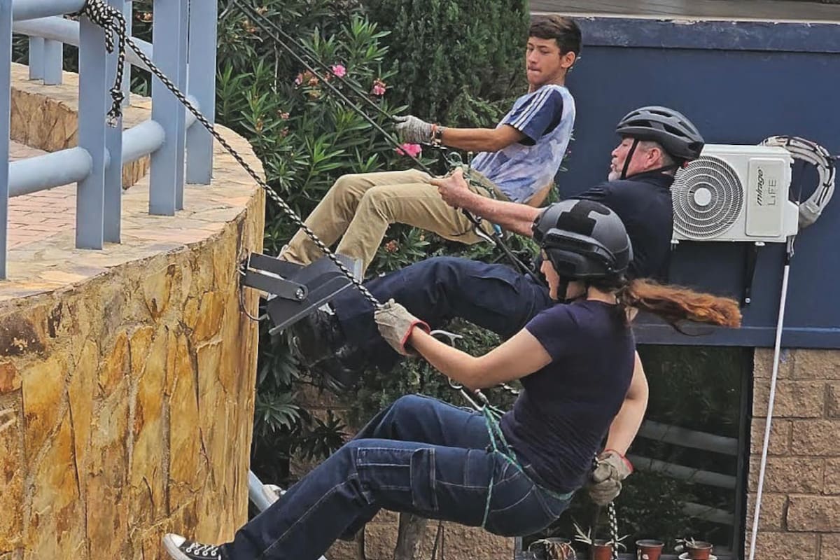 Jóvenes de Nogales fortalecen disciplina mediante la práctica del rapel