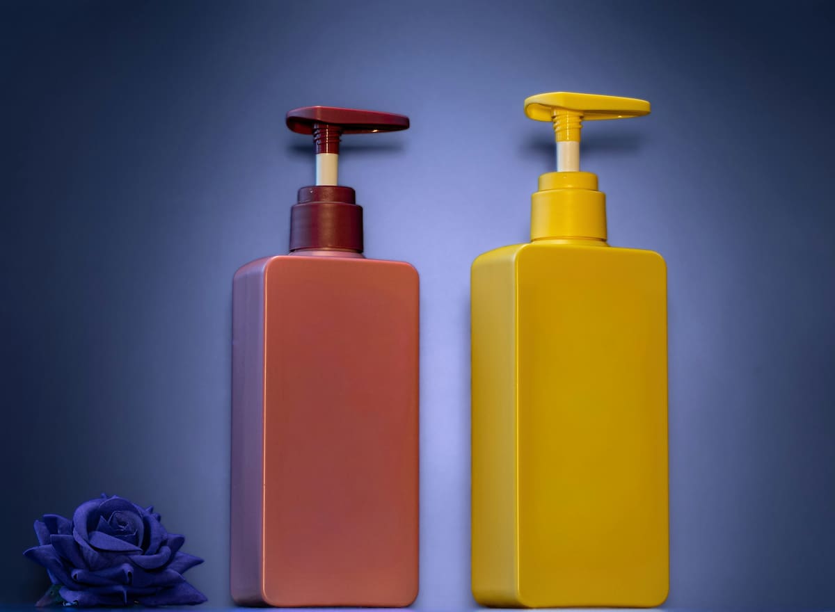 Si tienes envases de shampoo vacíos en casa, puedes reutilizarlos con 3 ideas DIY funcionales | Foto: Especial (canva) / Unsplash