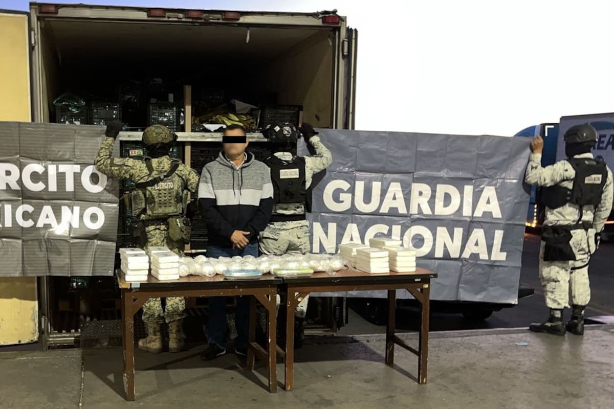 Tráiler que transportaba cajas de verdura ocultaba cocaína, cristal y goma de opio; es asegurado en Querobabi por la Guardia Nacional