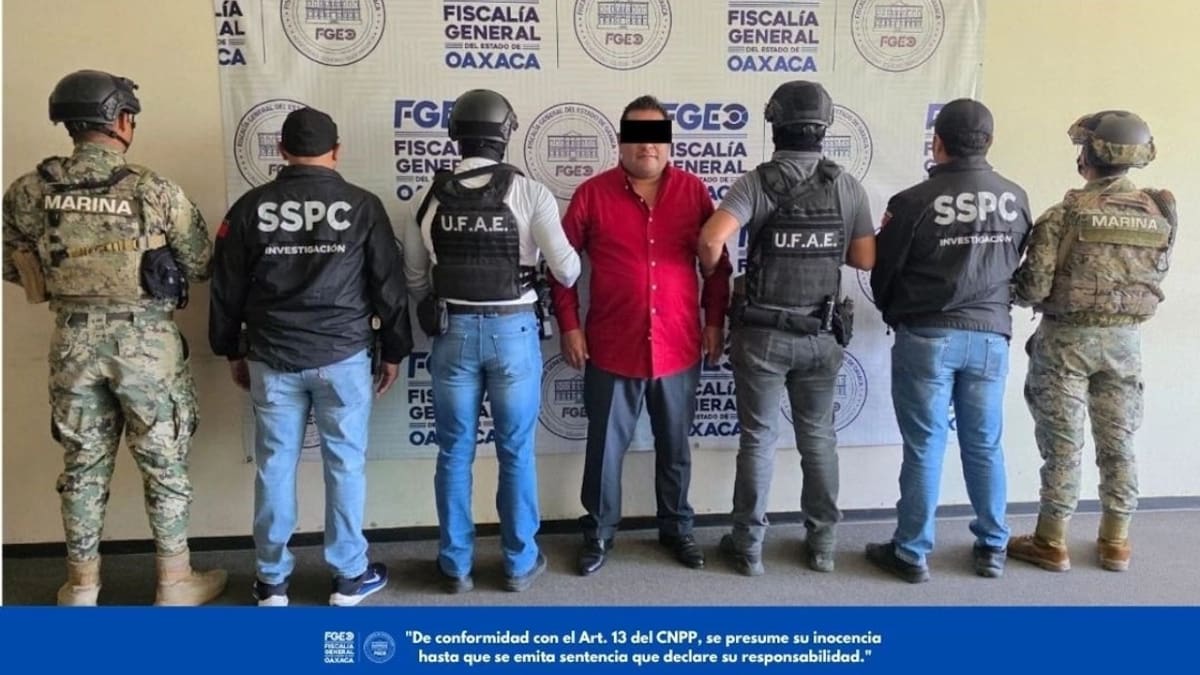 Ricardo Ramírez Pérez, síndico segundo de Oaxaca de Juárez, fue detenido por presuntamente participar en una red dedicada al robo, alteración y venta de vehículos, luego de que un juez emitiera una orden de aprehensión en su contra