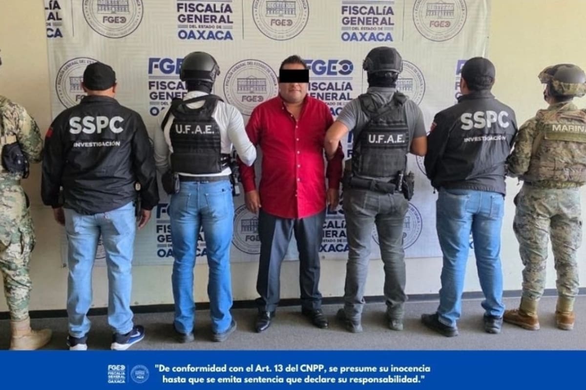 Ricardo Ramírez Pérez, síndico segundo de Oaxaca de Juárez, fue detenido por presuntamente participar en una red dedicada al robo, alteración y venta de vehículos, luego de que un juez emitiera una orden de aprehensión en su contra
