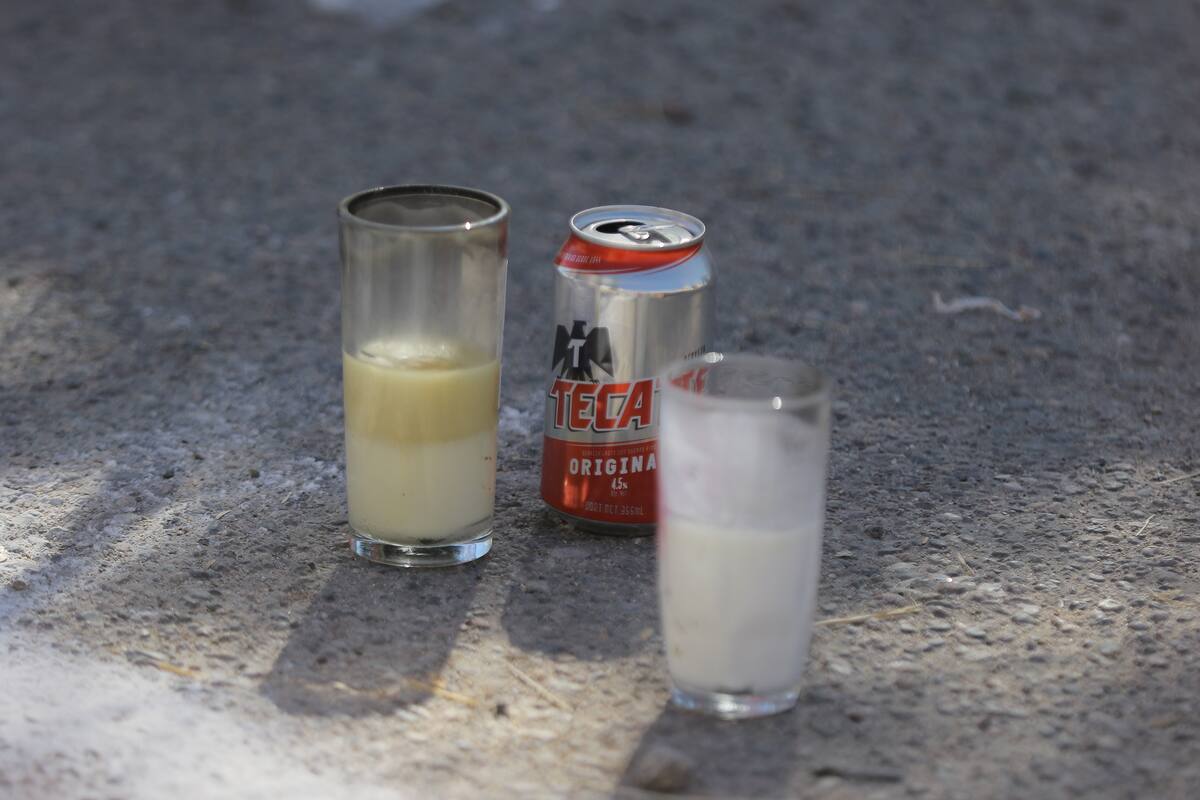 Llevan cerveza como ofrenda a hombre que cayó a socavón