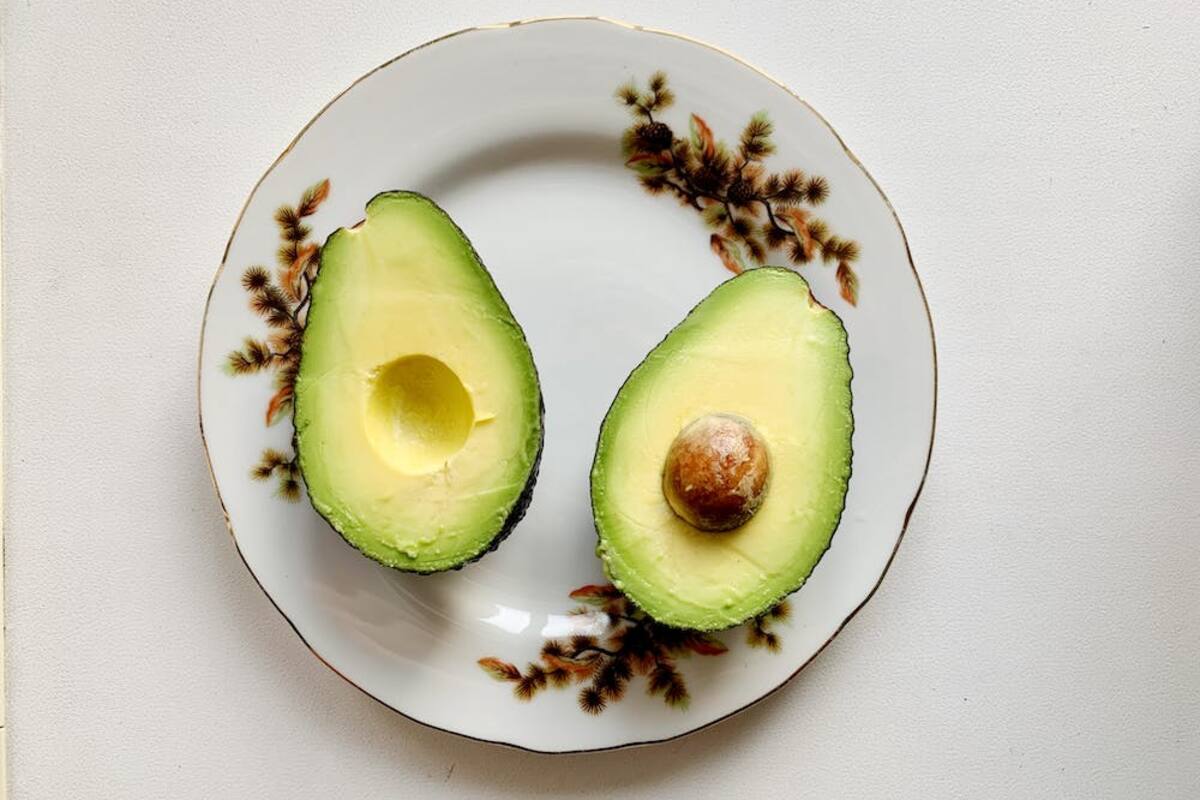 Descubre cómo potenciar el crecimiento de tus plantas con el hueso de aguacate