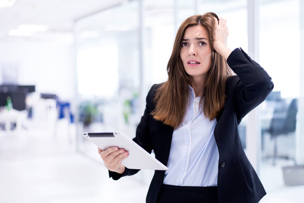 Usar un justificante falso para ausentarse del trabajo, puede generar consecuencias legales y la pérdida del trabajo. | Foto: Freepik