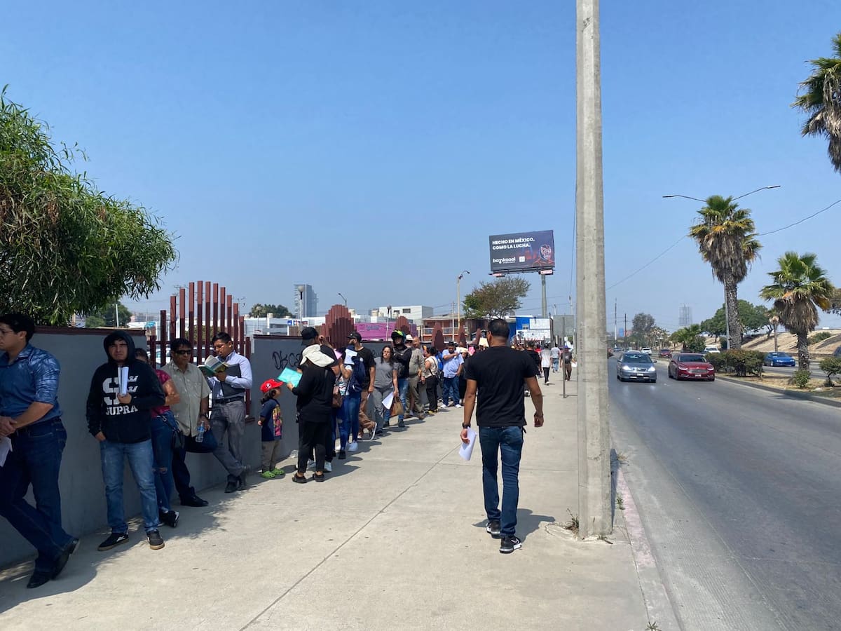 Este viernes fue visible una mayor presencia de contribuyentes acudiendo a realizar la revalidación de tarjetas de circulación. Foto: Emmanuel Castañeda