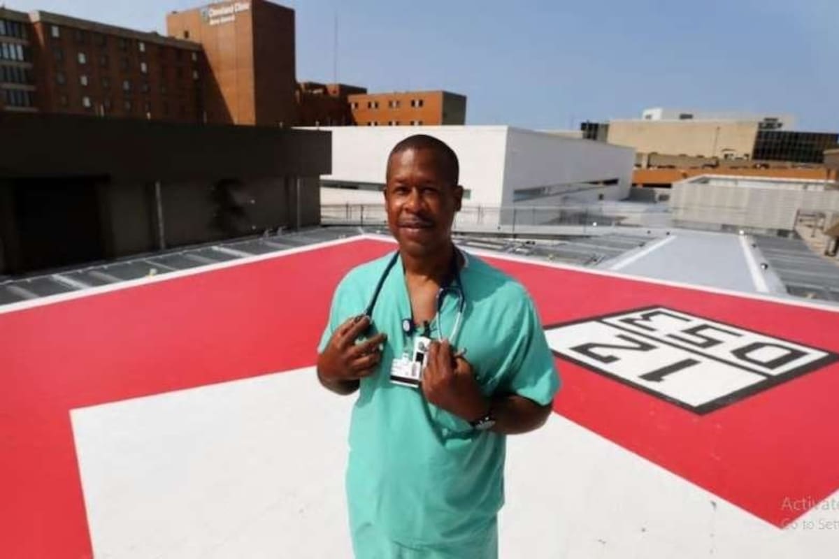Mecánico logra su sueño de ser médico a los 47 años