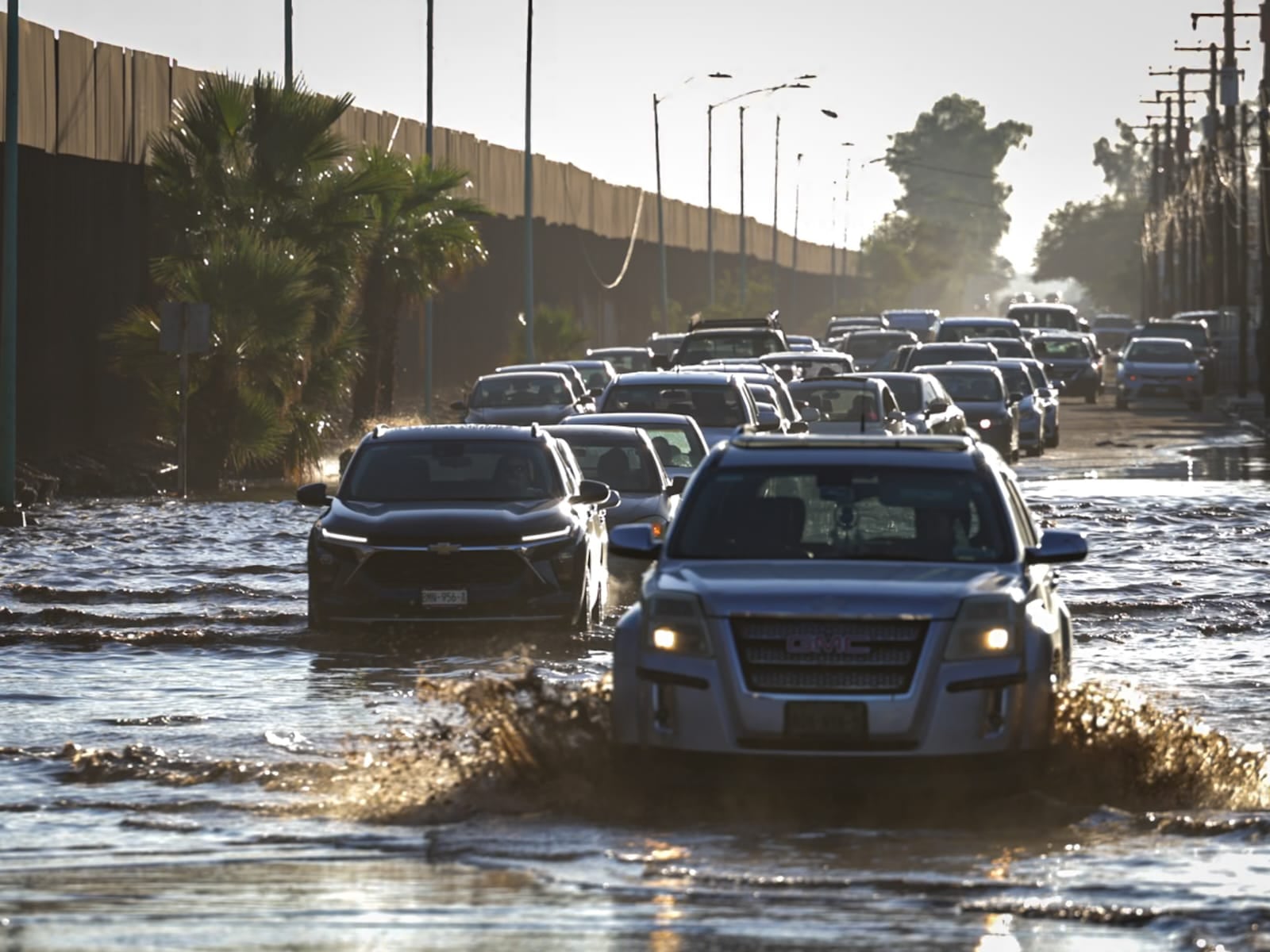 Fuertes inundaciones y encharcamientos se registraron en Mexicali tras las lluvias ocurridas esta semana. La avenida Colón se vio rebasada por las precipitaciones. (Foto: Javier Gallegos)