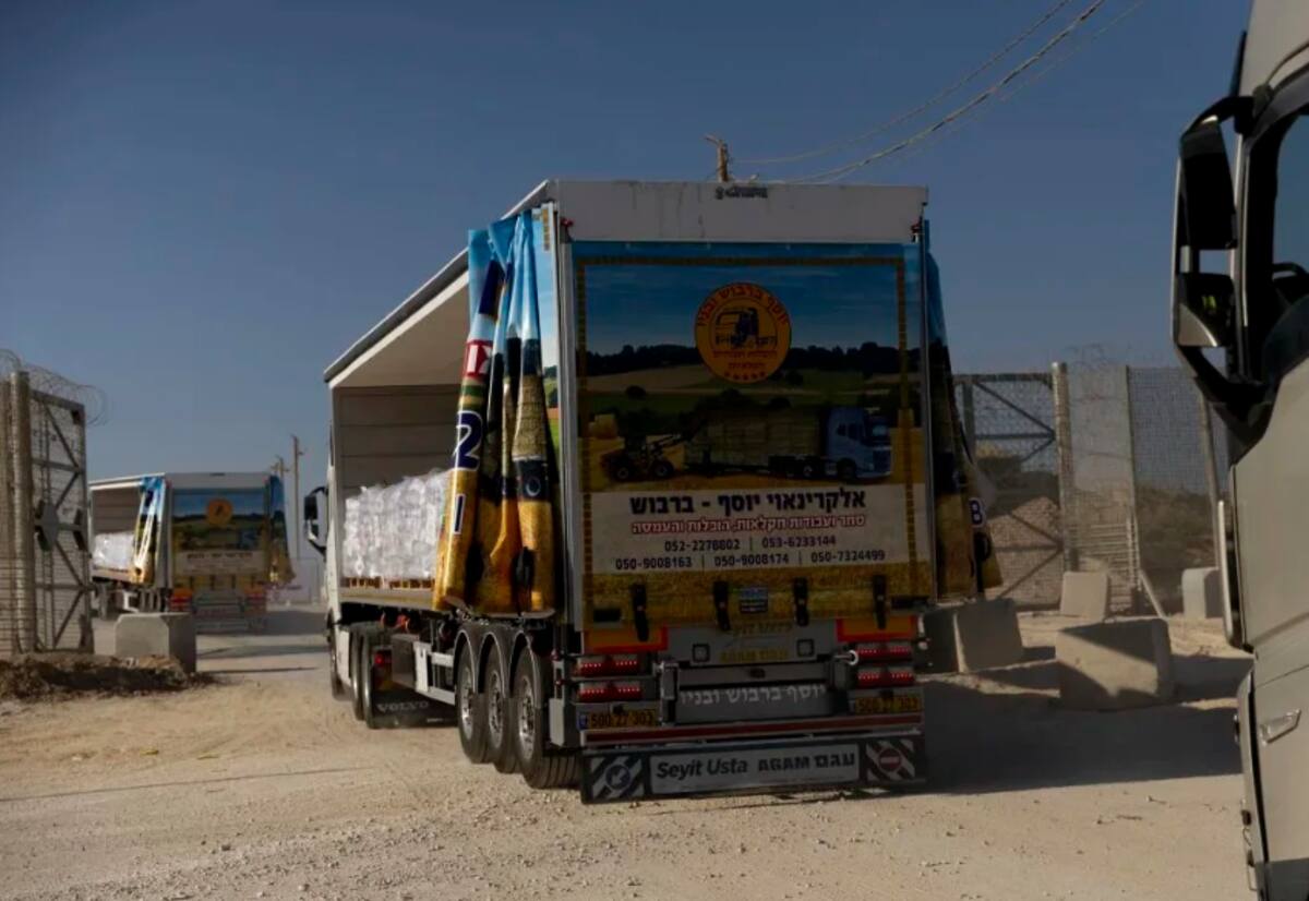 Camiones con ayuda humanitaria cruzan hacia Gaza el 11 de noviembre. / Amir Levy-Getty Images