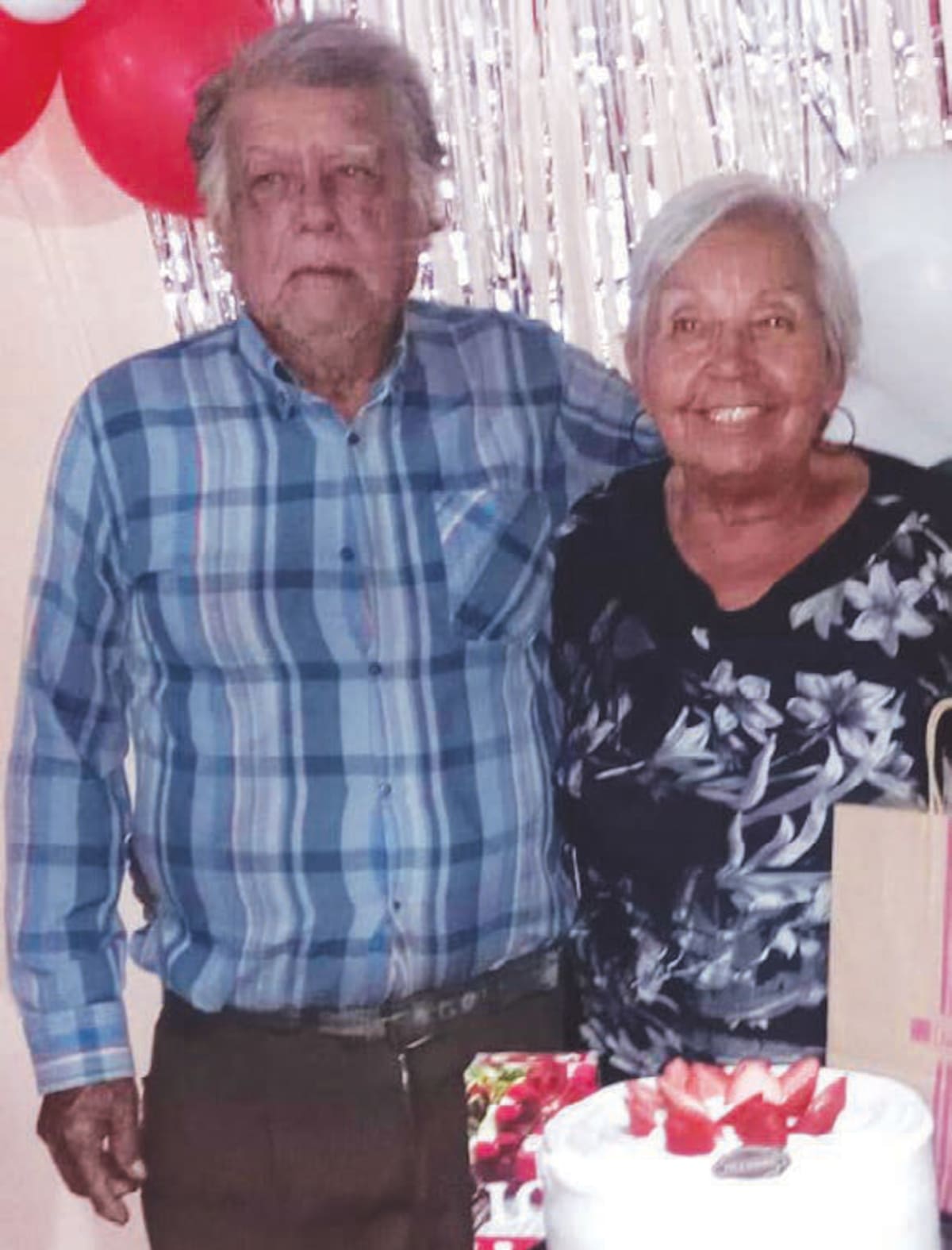 Marcos Segundo, hospitalizado en la Clínica del Noroeste, junto a su esposa Luz del Carmen Félix. FOTO: INTERNET