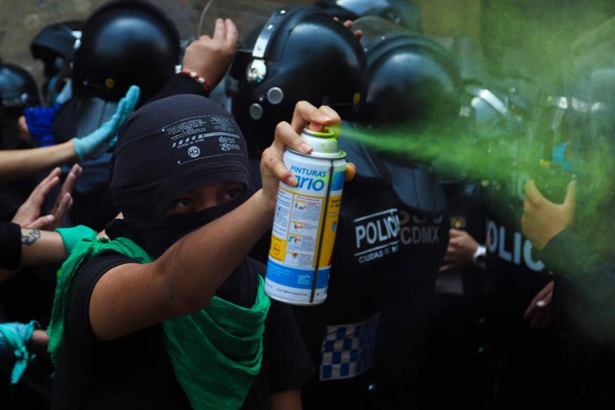 Reportan 8 policías lesionadas en protestas por rechazo de propuesta de aborto en SCJN