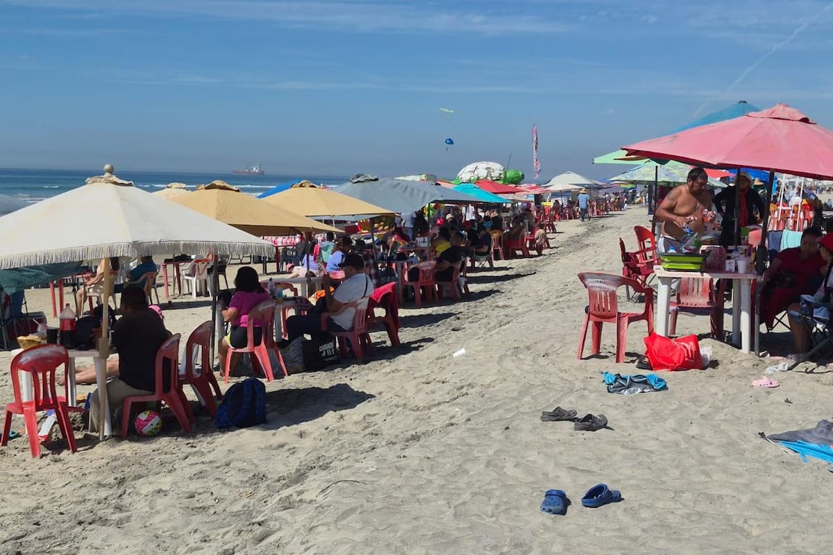 Marea atípica amplía la playa y forma albercas naturales; más de 3 mil personas disfrutan del litoral en Rosarito