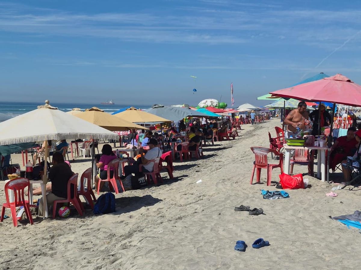 El fenómeno, permitió que en distintas zonas de la playa se formaran pequeñas albercas naturales en la arena. Foto. Carmen Gutiérrez