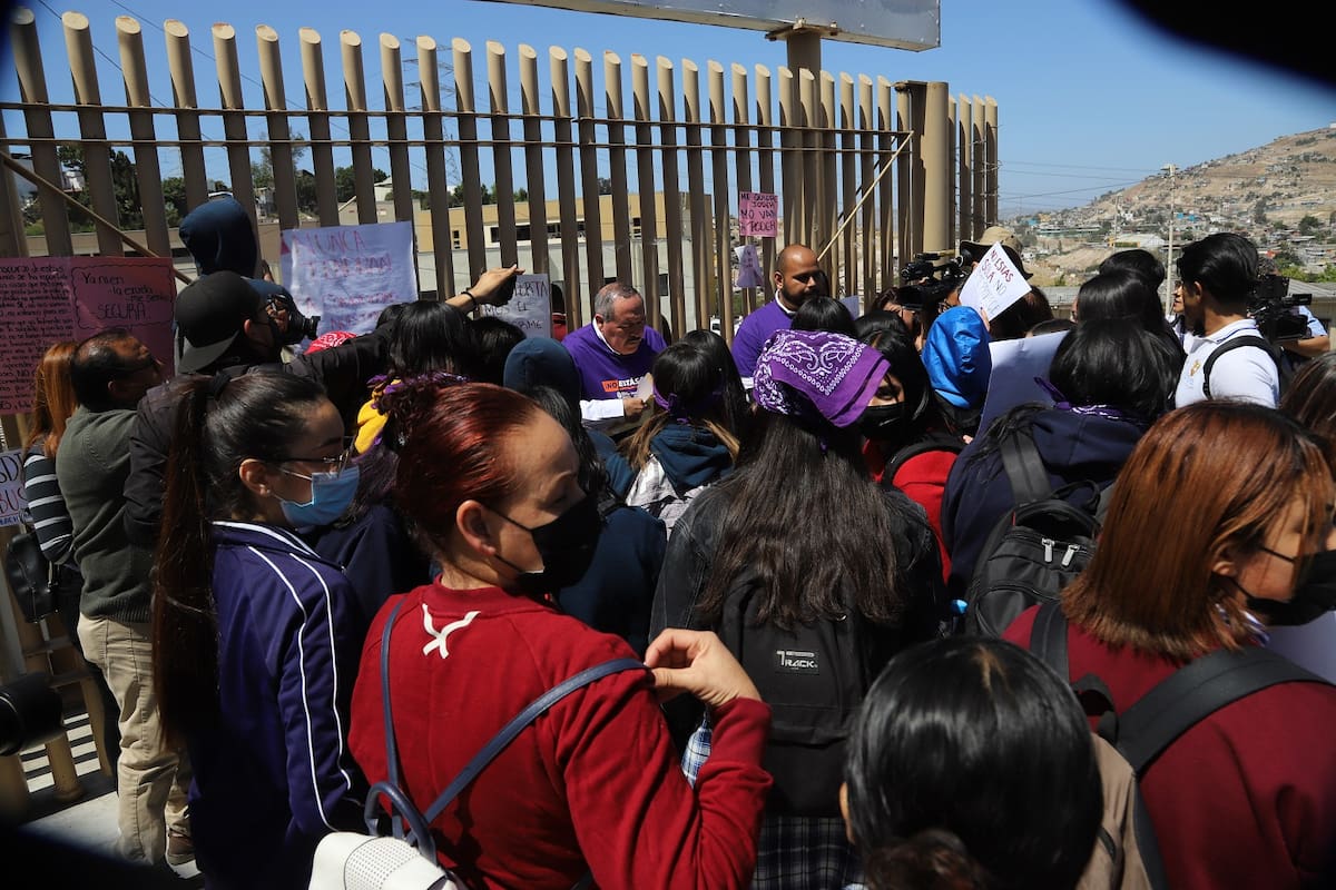 Consiguen estudiantes suspensión de ocho maestros en Cobach