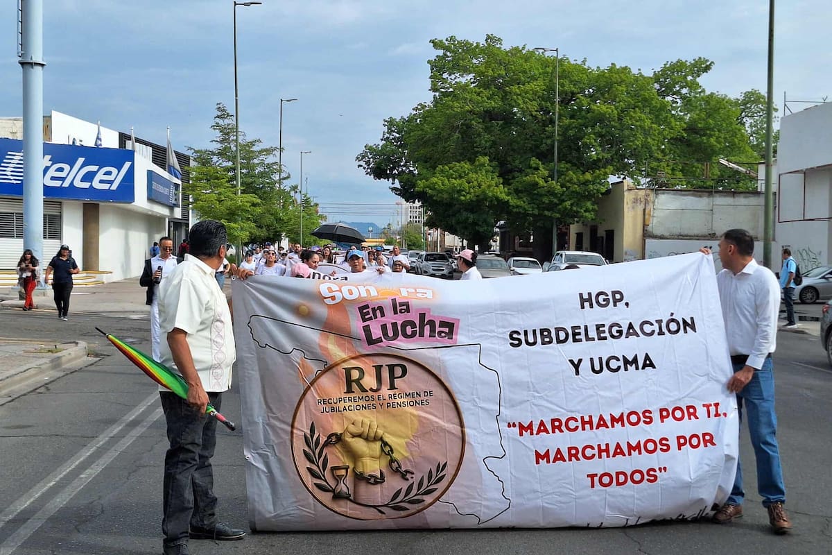 Personal del IMSS realiza marcha para exigir recuperación de su sistema de jubilación y pensiones tras años en Afores que no garantizan retiro digno