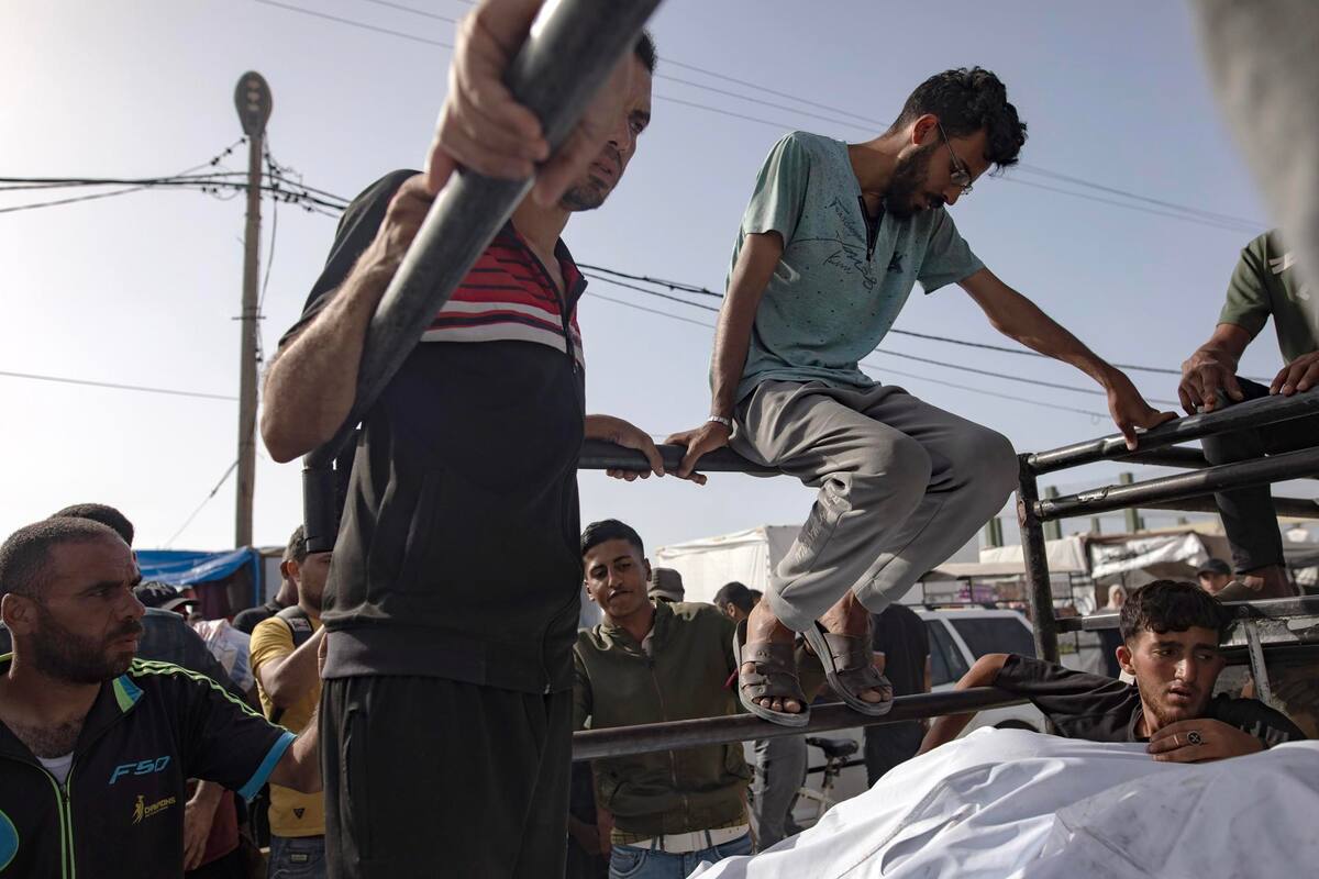Palestinos transportan los cuerpos de sus familiares tras una incursión del ejército israelí en un campamento en una zona designada para personas desplazadas en Rafah, al sur de la Franja de Gaza, el 28 de mayo de 2024.  | EFE