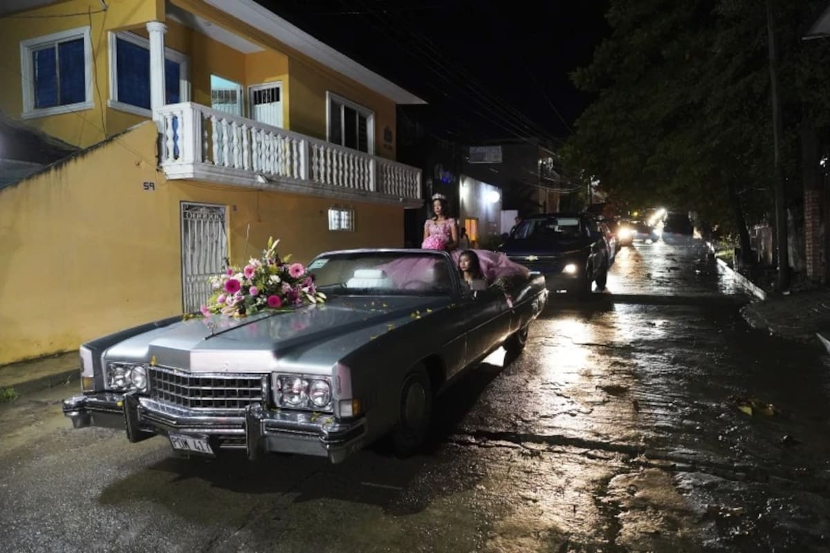 La joven llegó al recinto en un automóvil clásico adornado con flores, mientras era recibida por vecinos, amigos, medios de comunicación y curiosos que querían presenciar el evento. Foto: AP