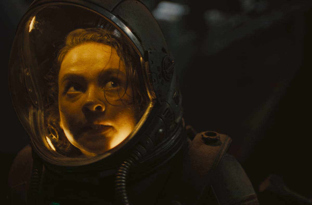 Esta imagen proporcionada por 20th Century Studios muestra a Cailee Spaeny en una escena de "Alien: Romulus". (20th Century Studios via AP)