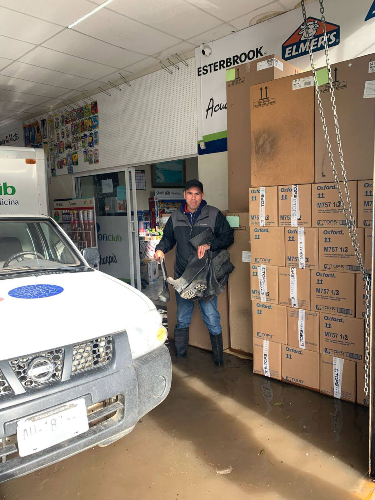 Las lluvias afectaron varios comercios de la zona.