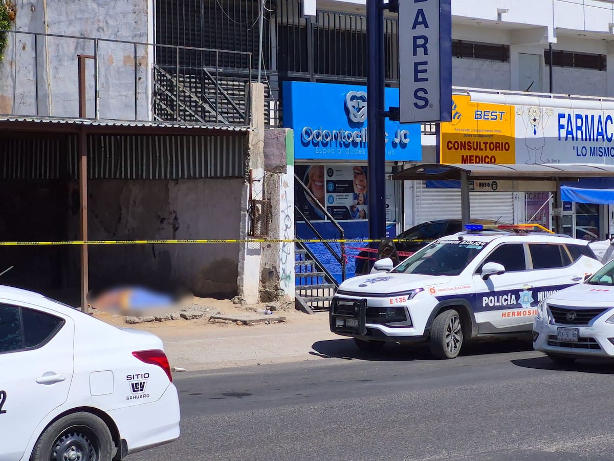 Un motociclista perdió la vida luego de sufrir, aparentemente, un malestar de salud e impactarse contra un poste de alumbrado público en Hermosillo.