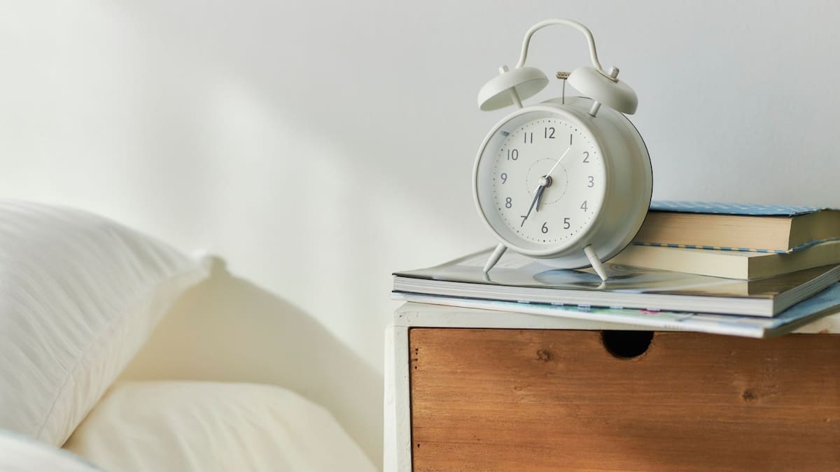 Qué significa despertar antes de que suene la alarma, según expertos | Foto: Especial (canva)