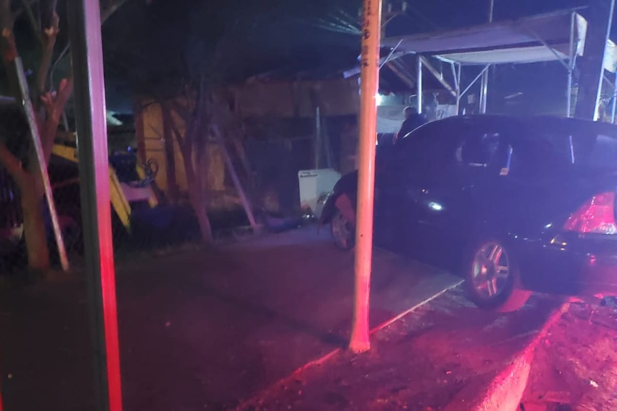 Conductora pierde el control y arrasa con cercos en SLRC