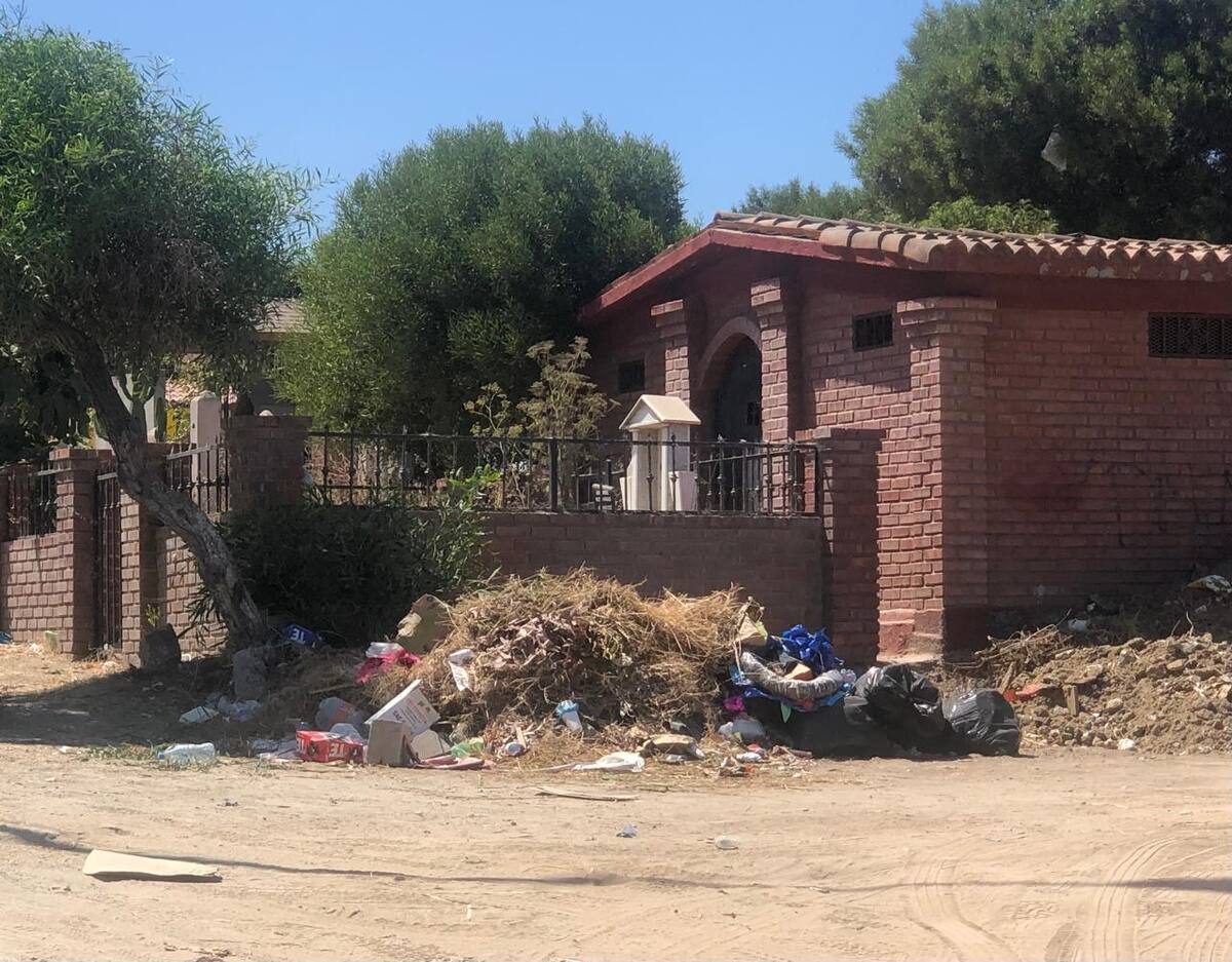 En el lugar hay montones de tierra de las tumbas cavadas y de las obras que realizan los deudos, para construir pequeños mausoleos en torno a las tumbas de sus seres queridos.