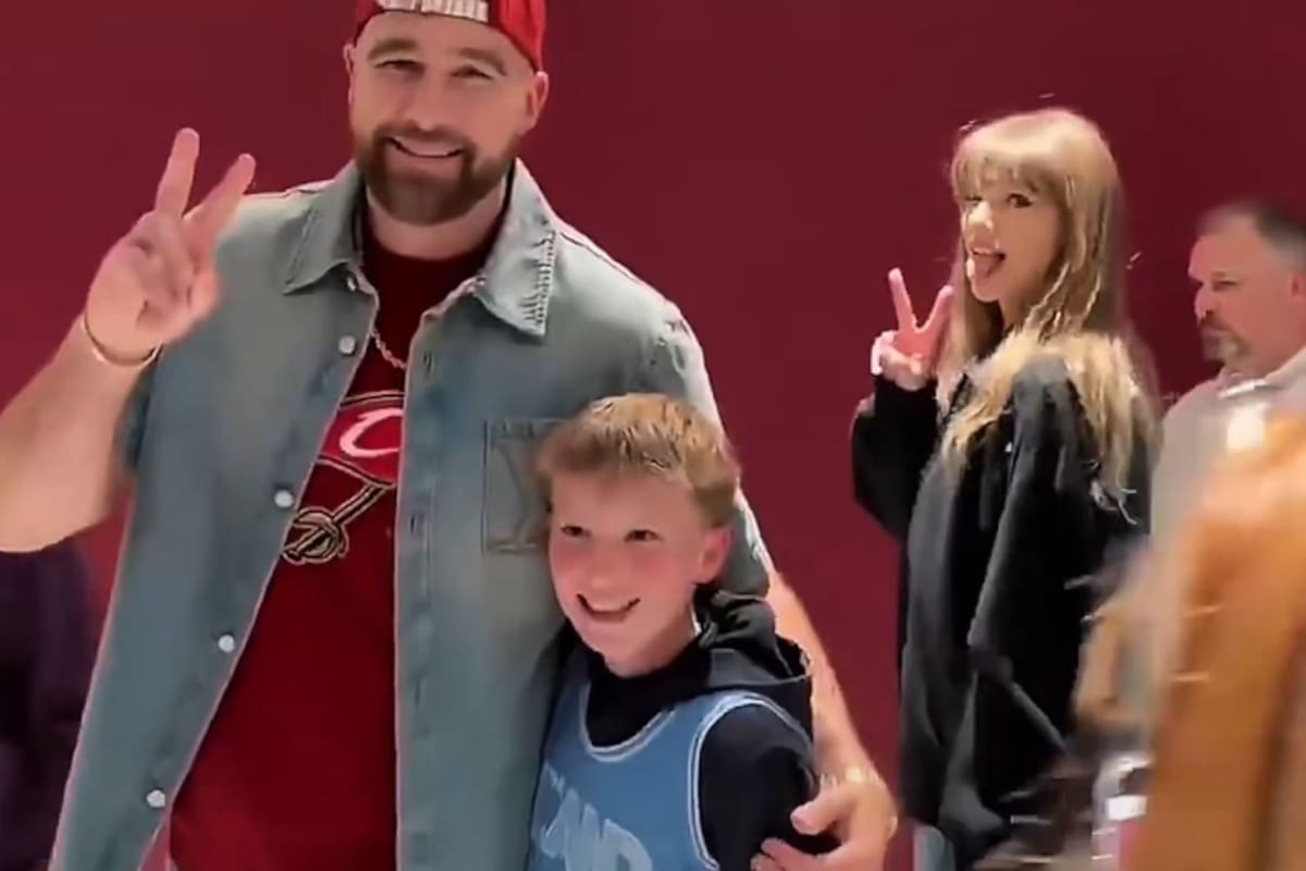 Taylor Swift y Travis Kelce roban reflectores en las Finales del Este de la NBA: cerveza viral, besos y momentos tiernos