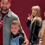 Taylor Swift y Travis Kelce roban reflectores en las Finales del Este de la NBA: cerveza viral, besos y momentos tiernos