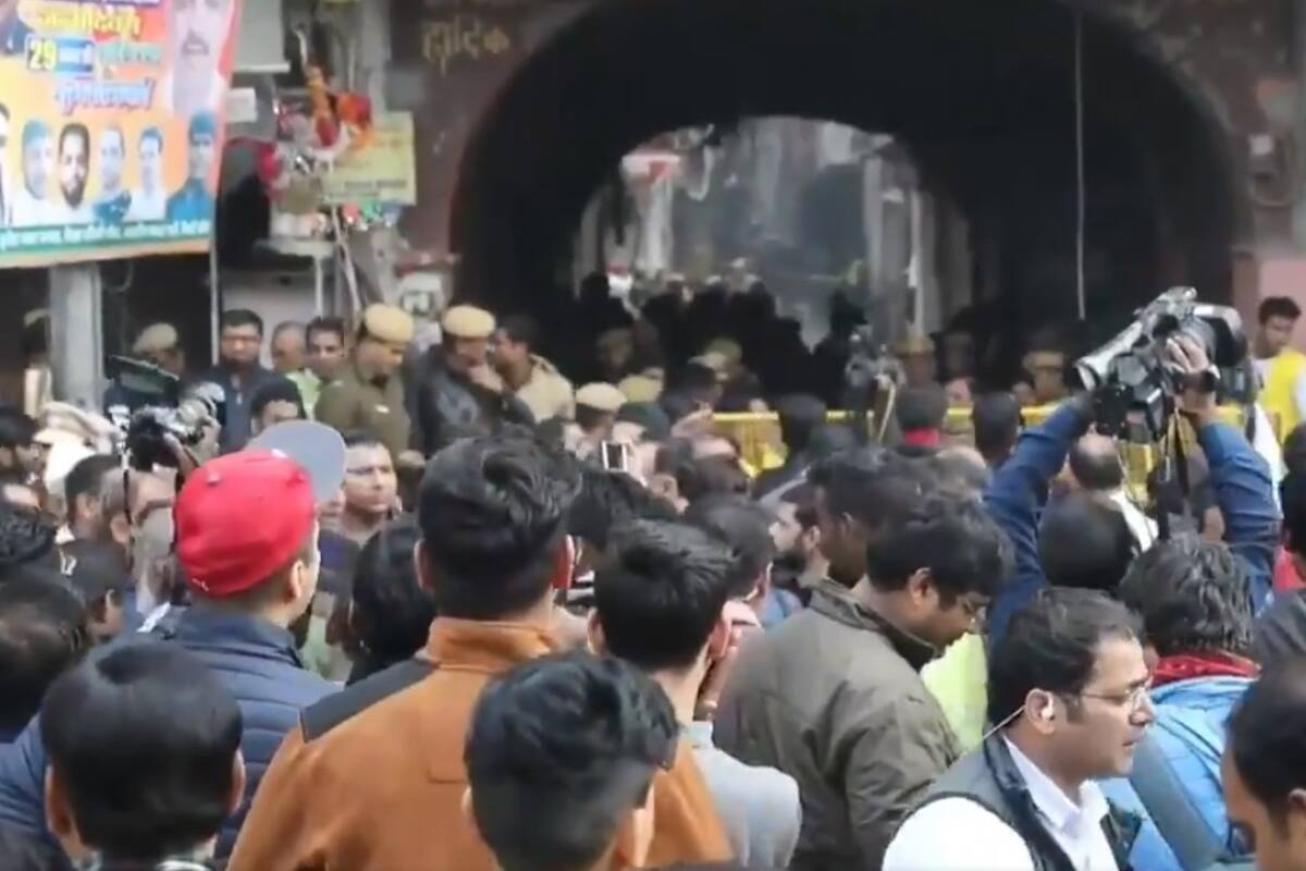 Incendio en fábrica de Nueva Delhi deja 43 muertos; dormían en el edificio