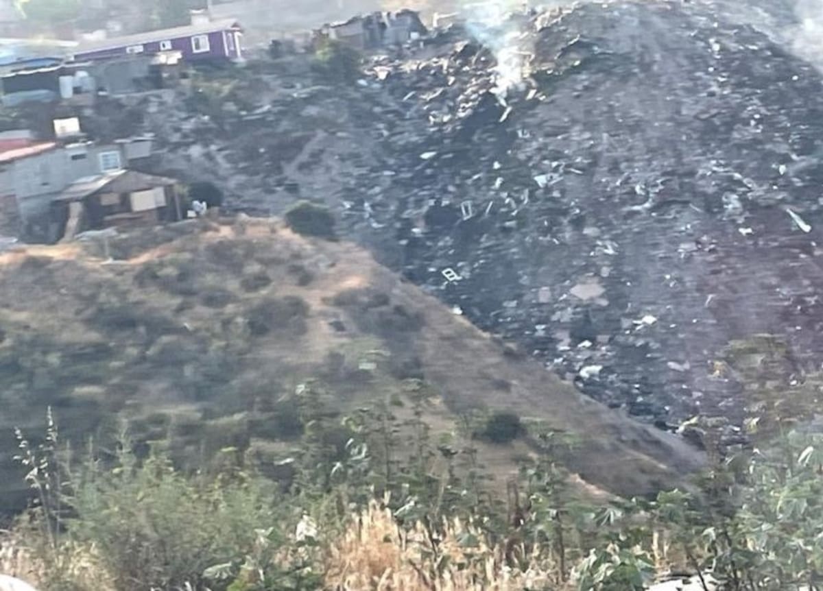 Vecinos del fraccionamiento Alcatraces denunciaron la operación de un basurero clandestino que, desde hace dos años, ha provocado incendios, contaminación y presuntas amenazas contra quienes intentan reportarlo. Foto: Cortesía