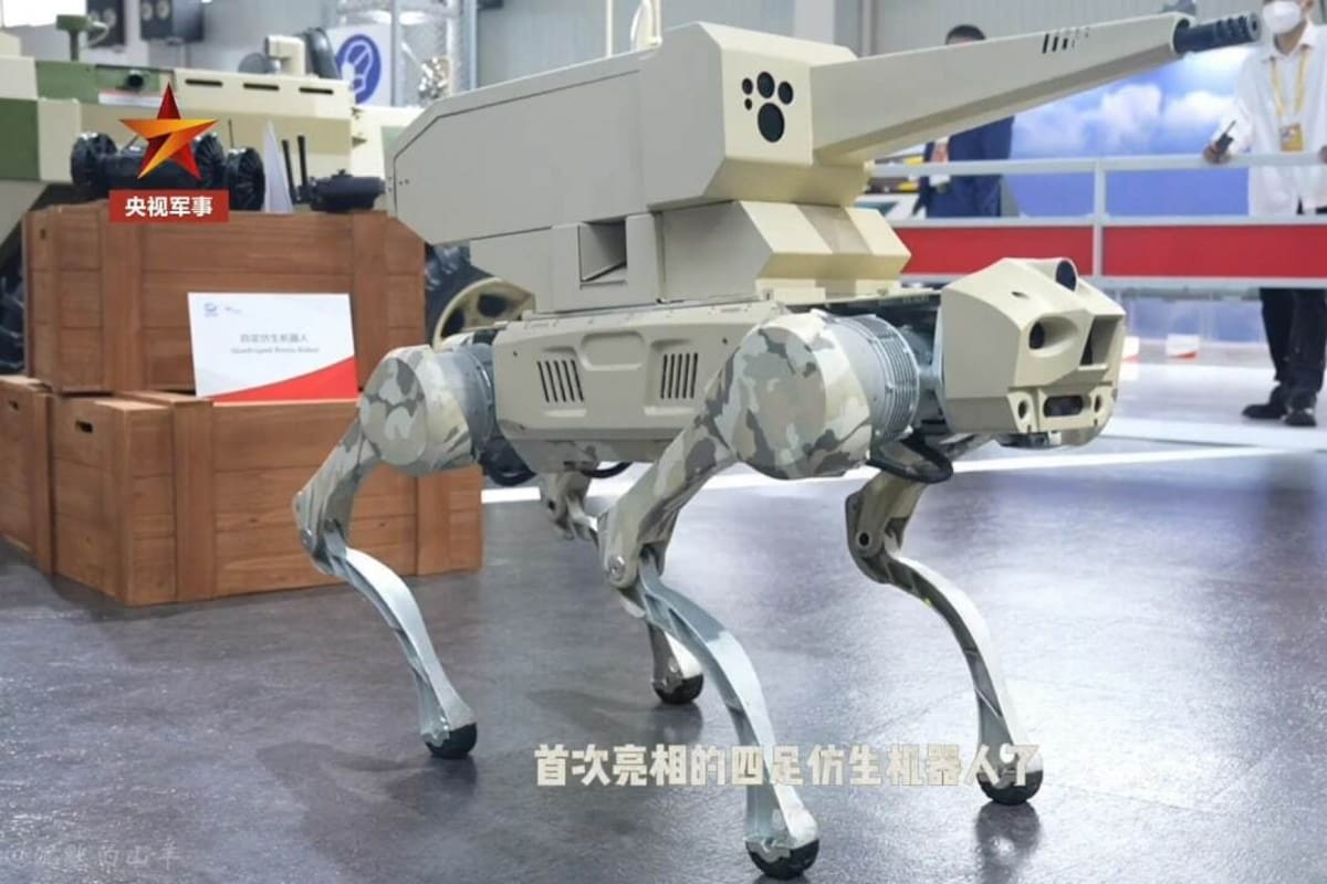Presentan perro robot equipado con una ametralladora