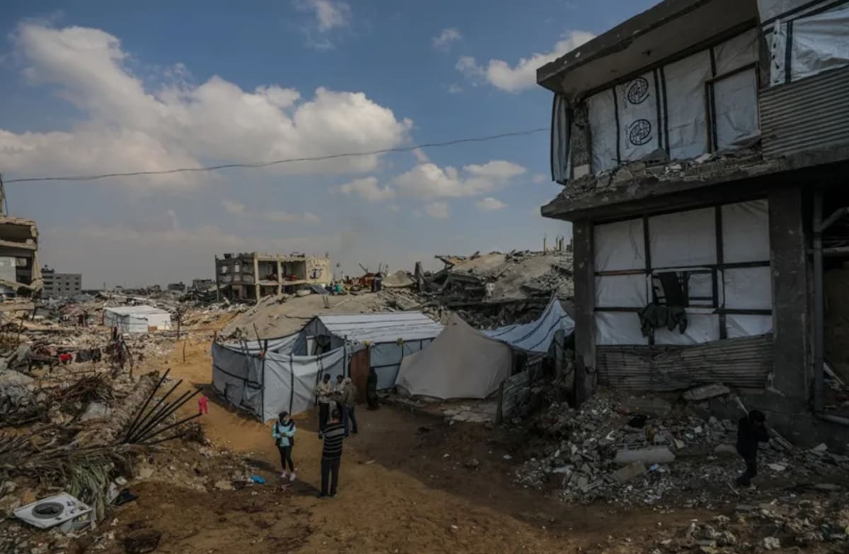 Palestinos refugiados en un campo entre los escombros. / EFE.