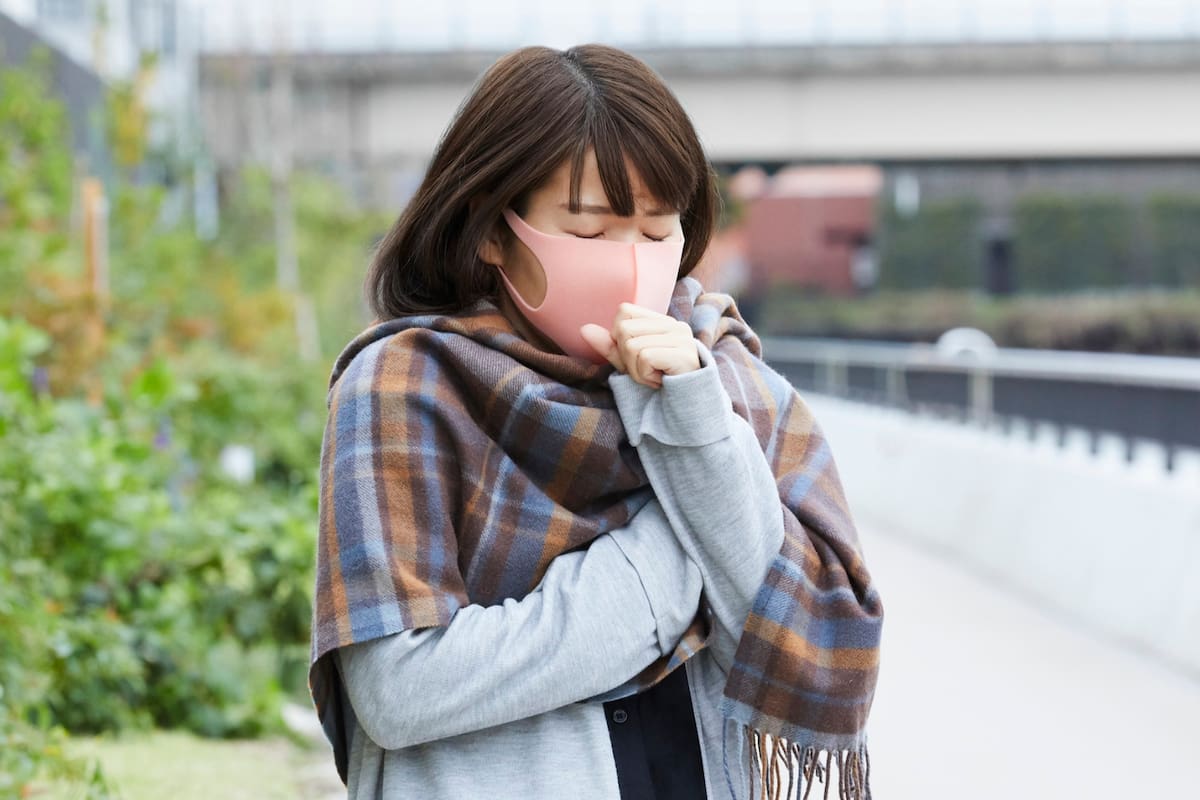 Por qué la tos empeora en invierno y cómo tratarla de forma segura